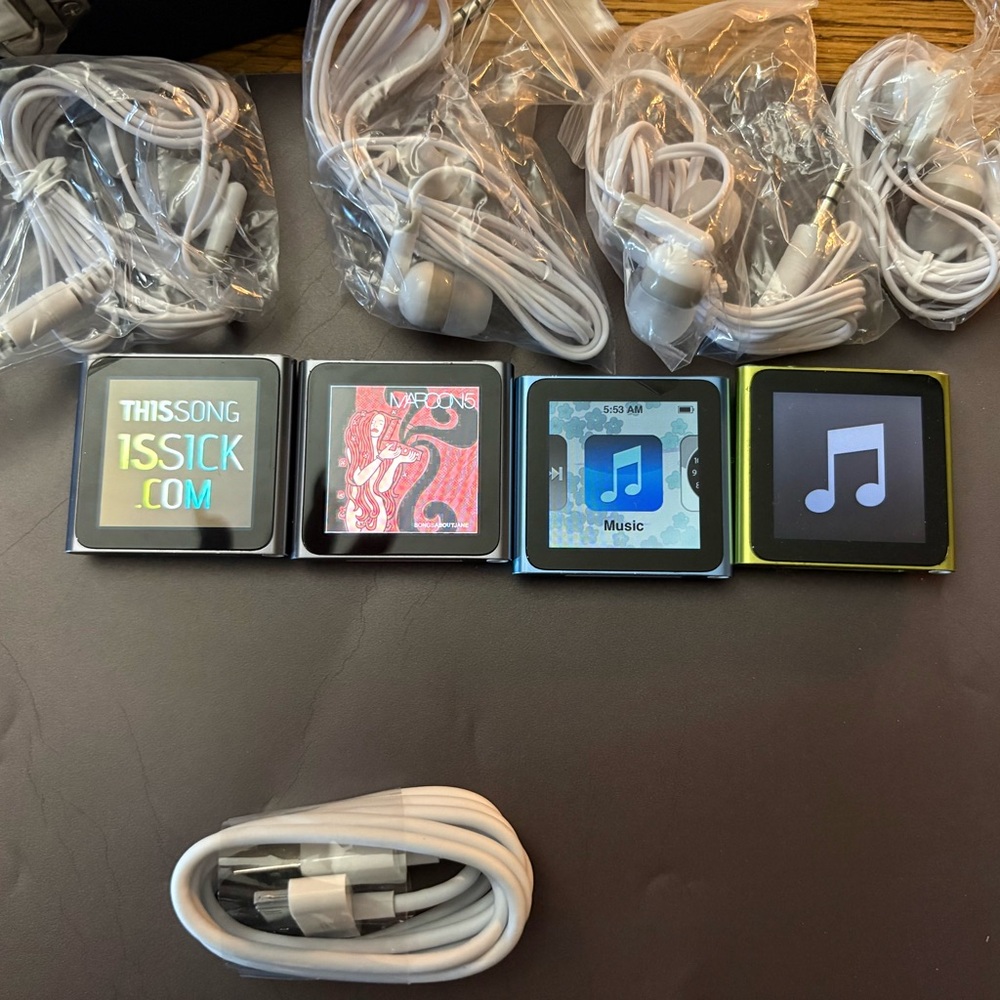 Apple iPod Nano Set with Earphones - Black, Silver, Green